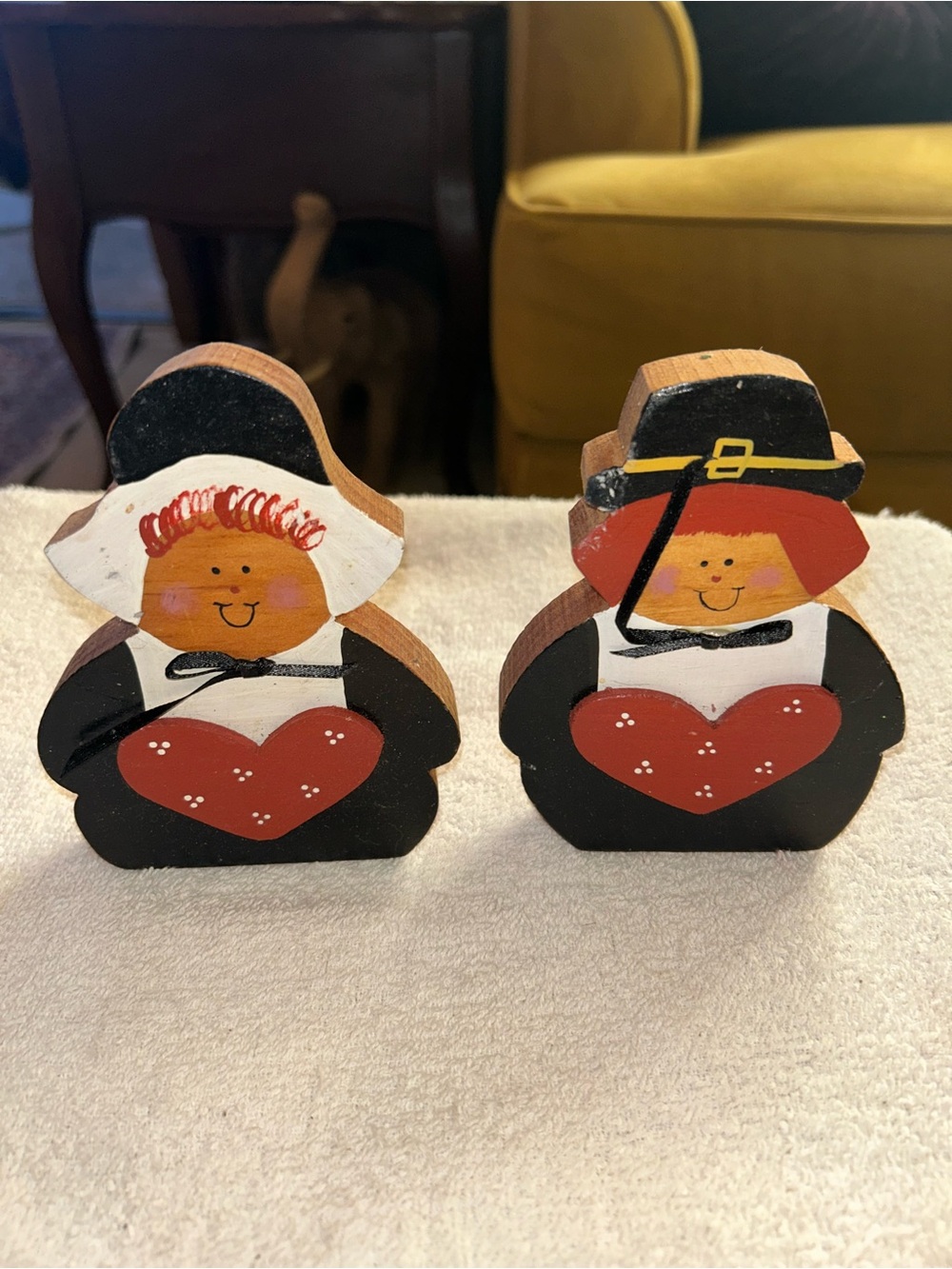 Kids Heart Accent Pilgrim Wooden Figurine Pair - Black & Red